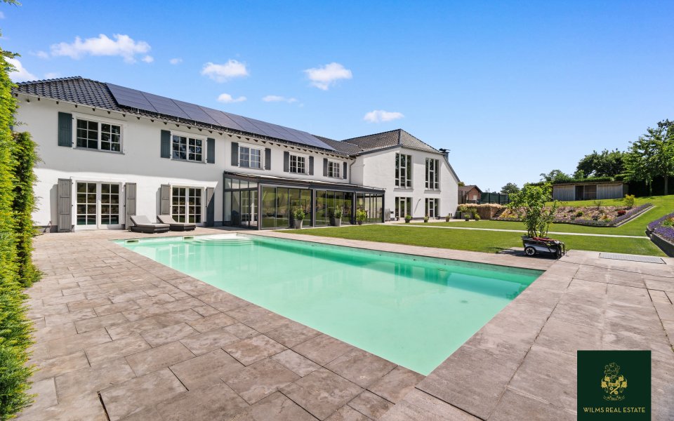 Außenansicht mit Blick auf den Pool