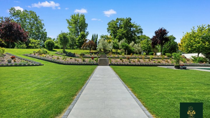 Traumhaftes Anwesen mit beheiztem Außenpool, Spa und Gästehaus auf parkähnlichem Grundstück