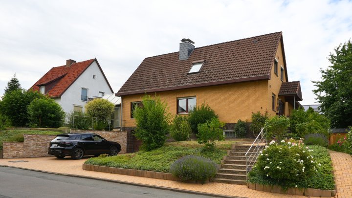 Freistehendes Zweifamilienhaus ideal für große Familien und Mehrgenerationen-Wohnen