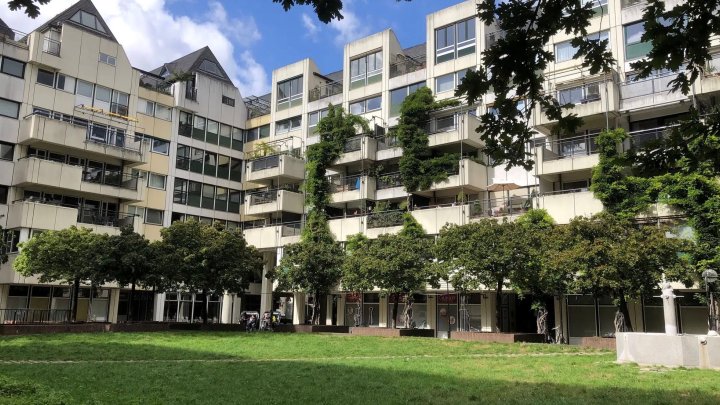 Über den Dächern der Kölner Altstadt – stilvoll sanierte 2-Zimmer-Wohnung direkt an Groß St. Martin