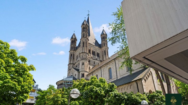 Über den Dächern der Kölner Altstadt – stilvoll sanierte 2-Zimmer-Wohnung direkt an Groß St. Martin