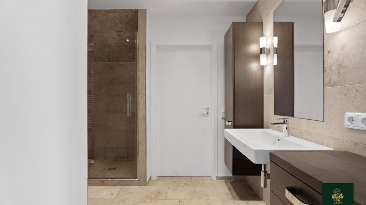 Über den Dächern der Kölner Altstadt – stilvoll sanierte 2-Zimmer-Wohnung direkt an Groß St. Martin